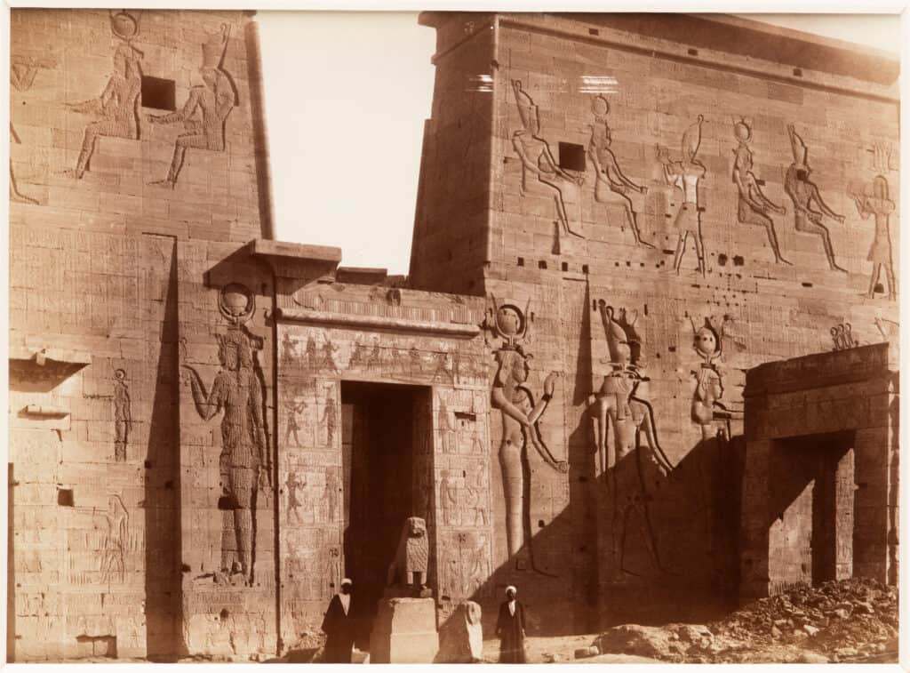 Fasada świątyni Izydy w File