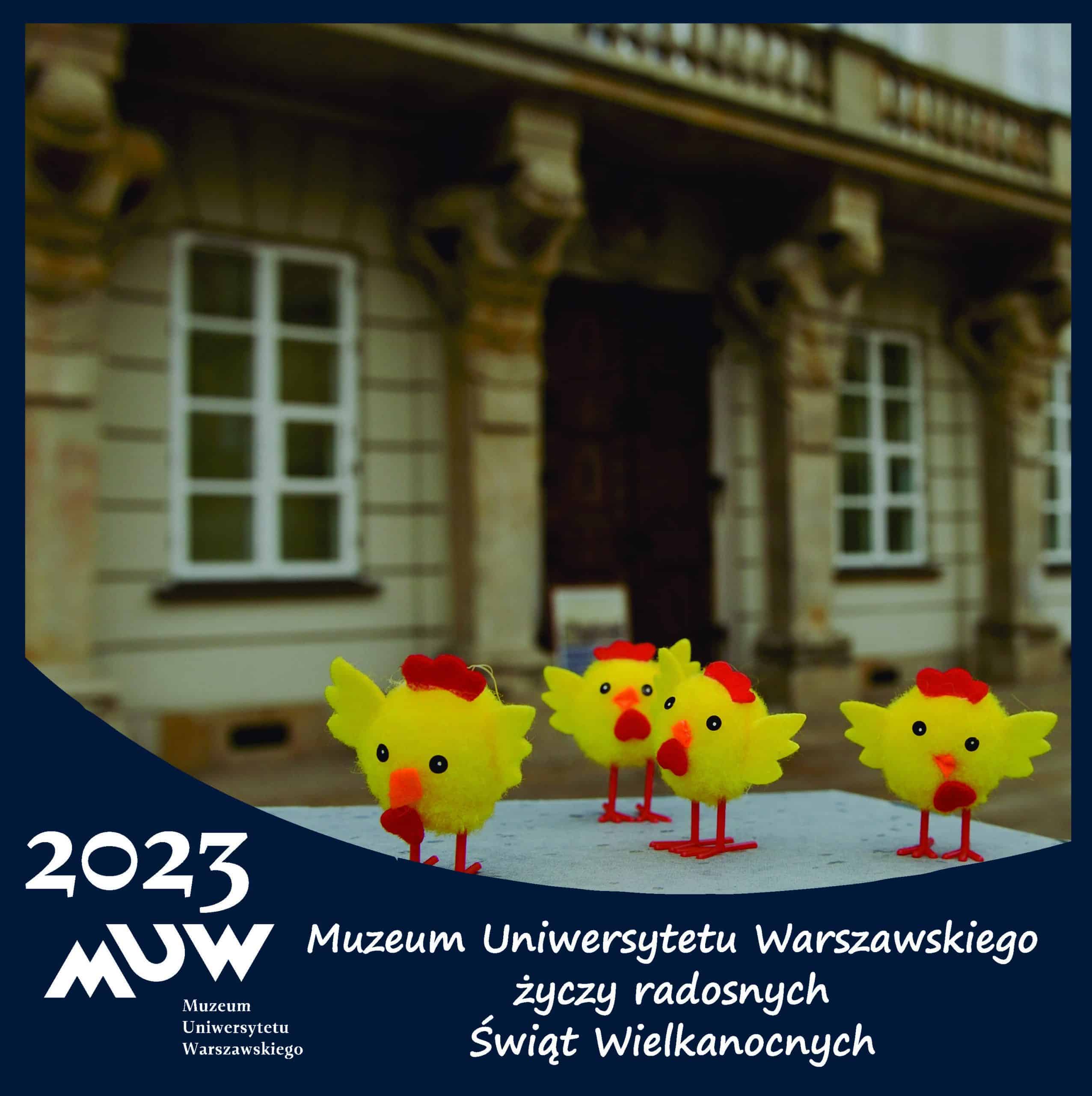 Kartka z napisem: Muzeum Uniwersytetu Warszawskiego życzy radosnych Świąt Wielkanocnych, 2023 MUW. Na kartce widać cztery żółte kurczaczki, a za nimi wejście do Muzeum.